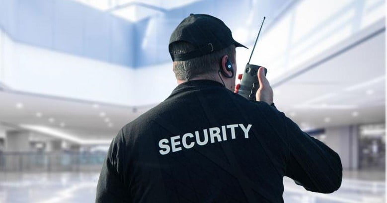 Documentos oficiales SUCAMEC sobre escritorio con sello de aprobación y logo de seguridad privada peruana